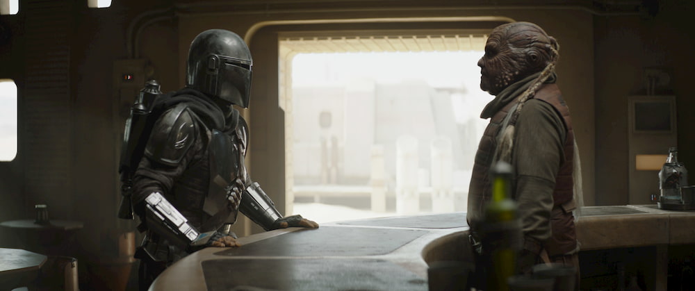 The Mandalorian (Pedro Pascal) and Weequay bartender in Lucasfilm's THE MANDALORIAN, season two